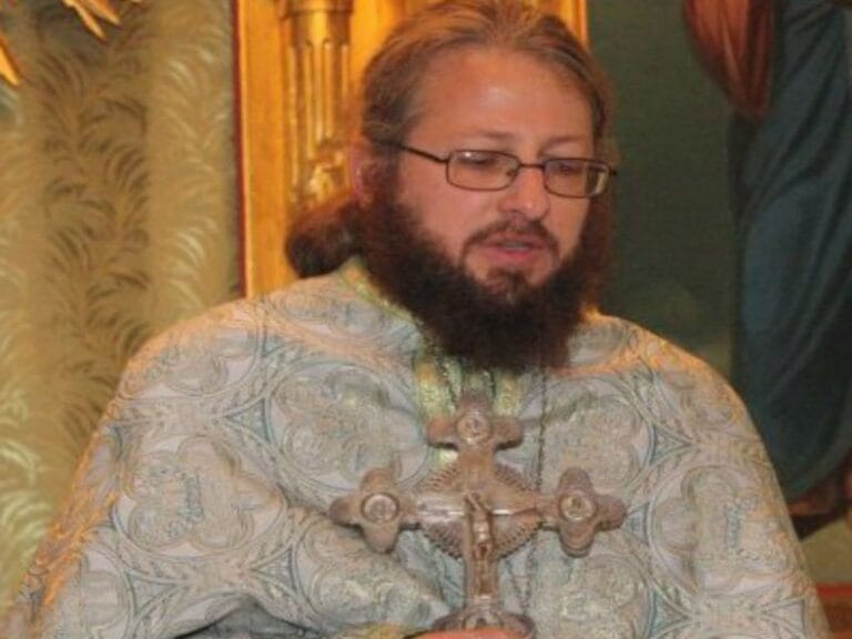 Преподавател  настоява за премахване Деня на розовата фланелка в училищата